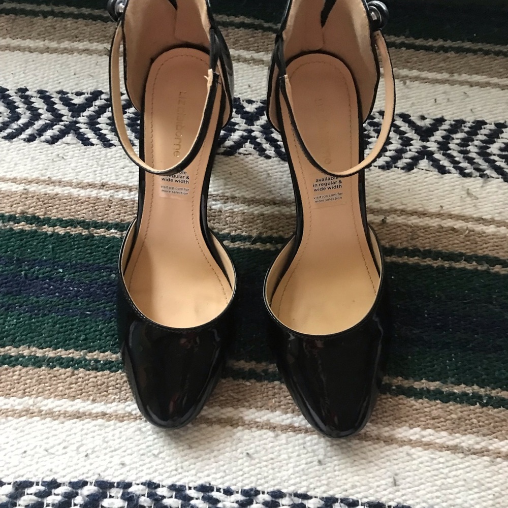 Women’s black leather pump